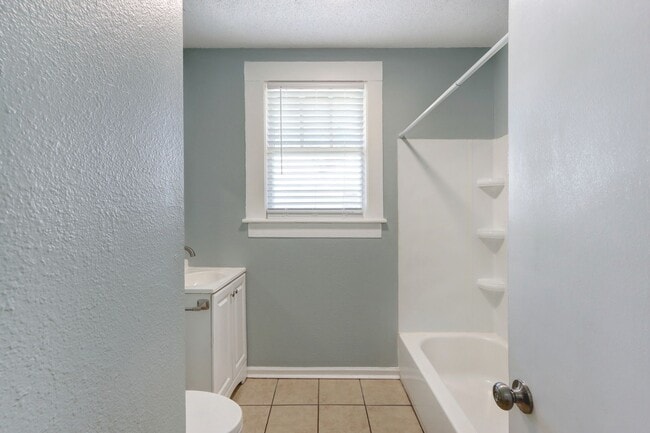 Building Photo - Four Bedroom - Two Bathroom - Single Famil...