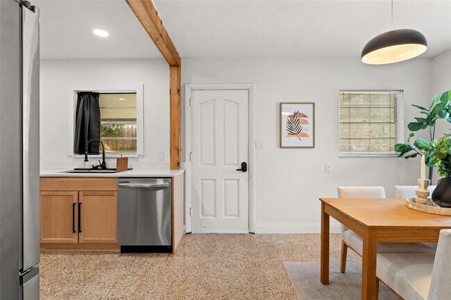 Building Photo - 314 W Alva St