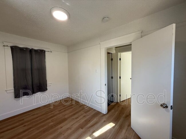 Building Photo - 940 N Sierra Nevada St