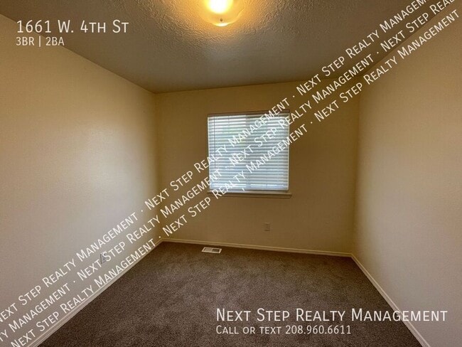 Building Photo - 1661 W 4th St