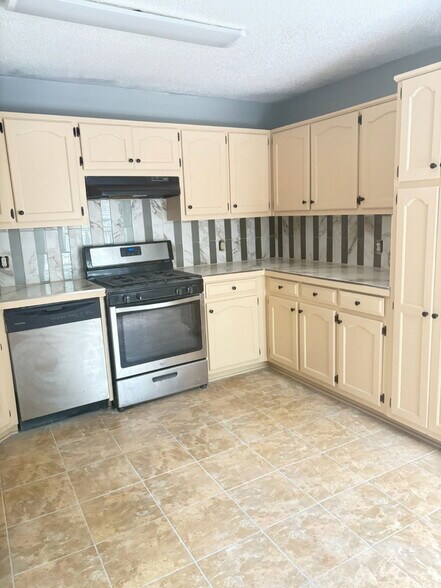 Kitchen - larger than it appears - 6134 Nutmeg Ct SE