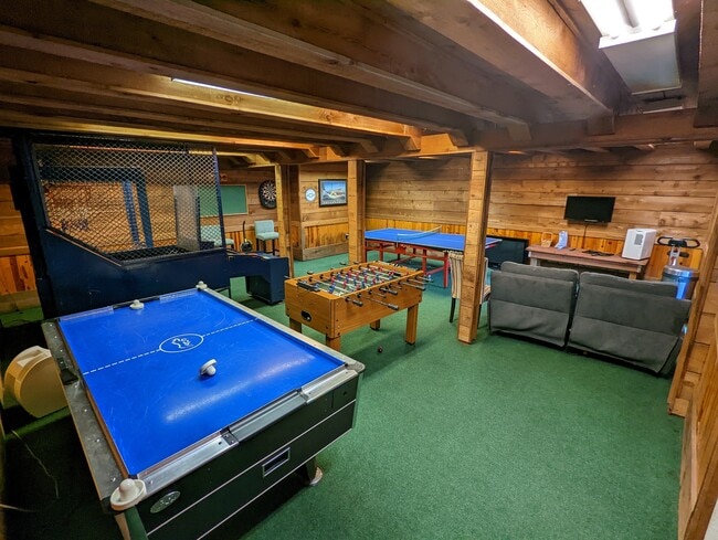 Building Photo - Private 1 bed/1 bath Cabin in gated resort with view of Rainier