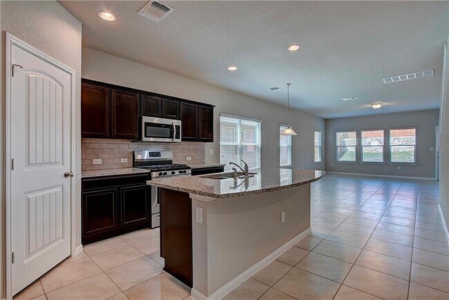 Building Photo - 2212 Bettylou Ln