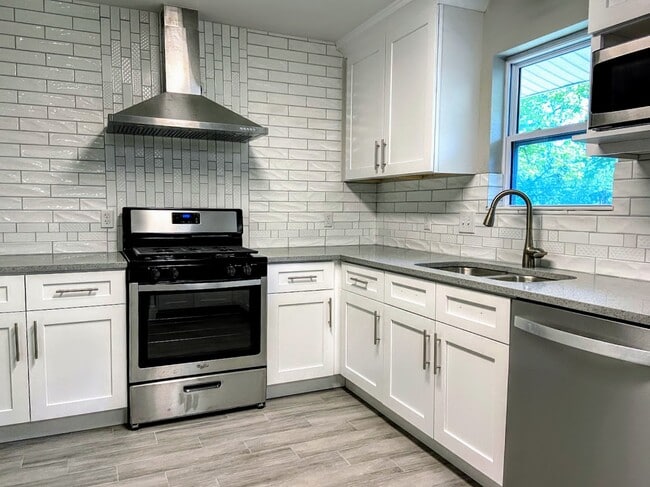 Building Photo - 11511 N Oaks Dr