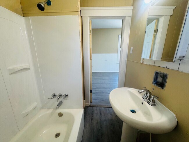 Building Photo - 3405 Roehl Ave