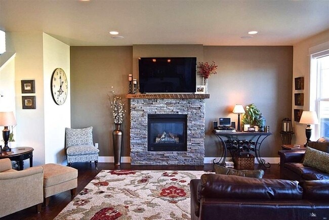 Building Photo - Gorgeous home in Loyal Garden Subdivision.