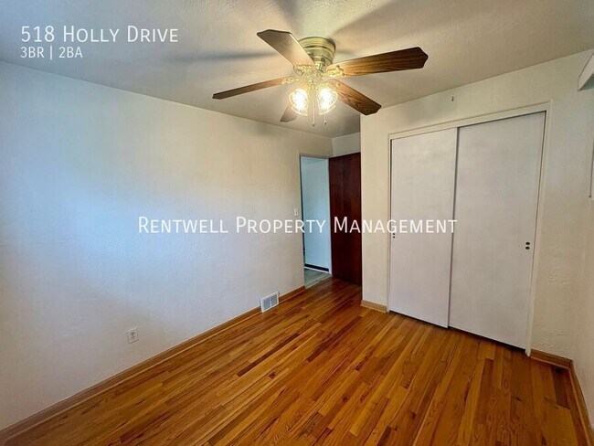 Building Photo - 518 Holly Dr