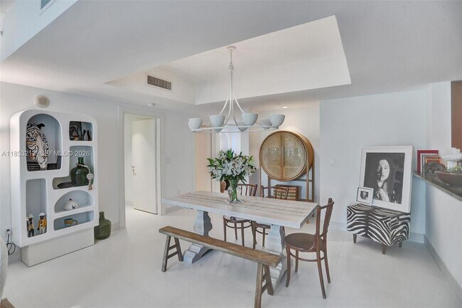 Building Photo - 2627 S Bayshore Dr
