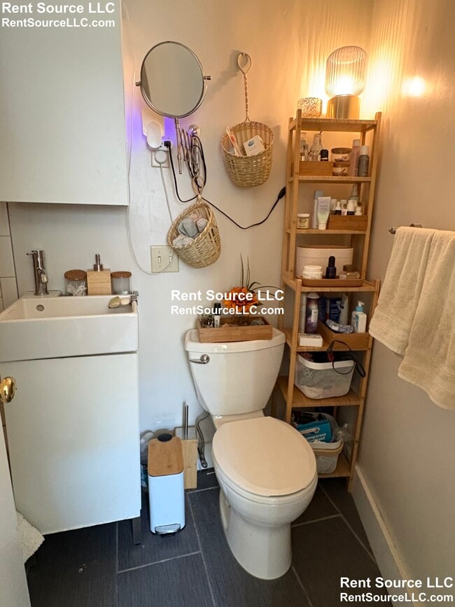 Building Photo - 565 Somerville Ave