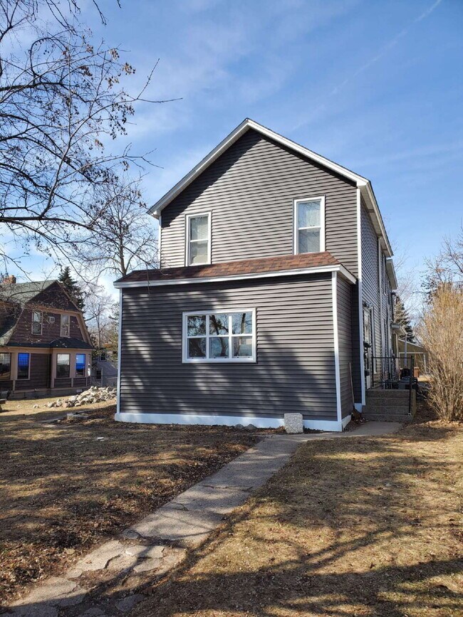 Building Photo - Triplex Lower Unit - Available for Rent - Video tour