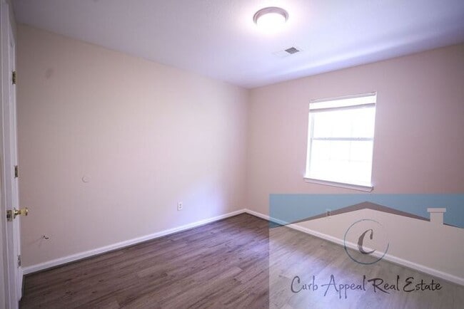 Building Photo - First month move in special $700!! Renovat...