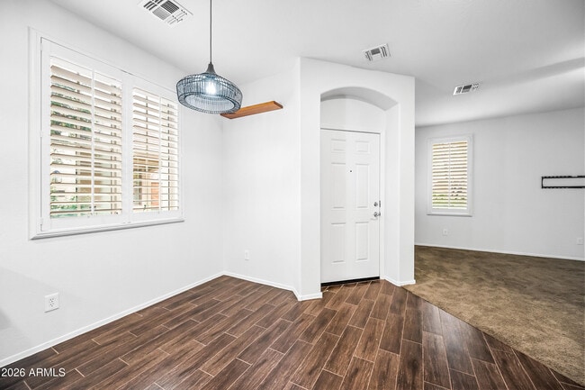 Building Photo - 2554 E Vermont Dr