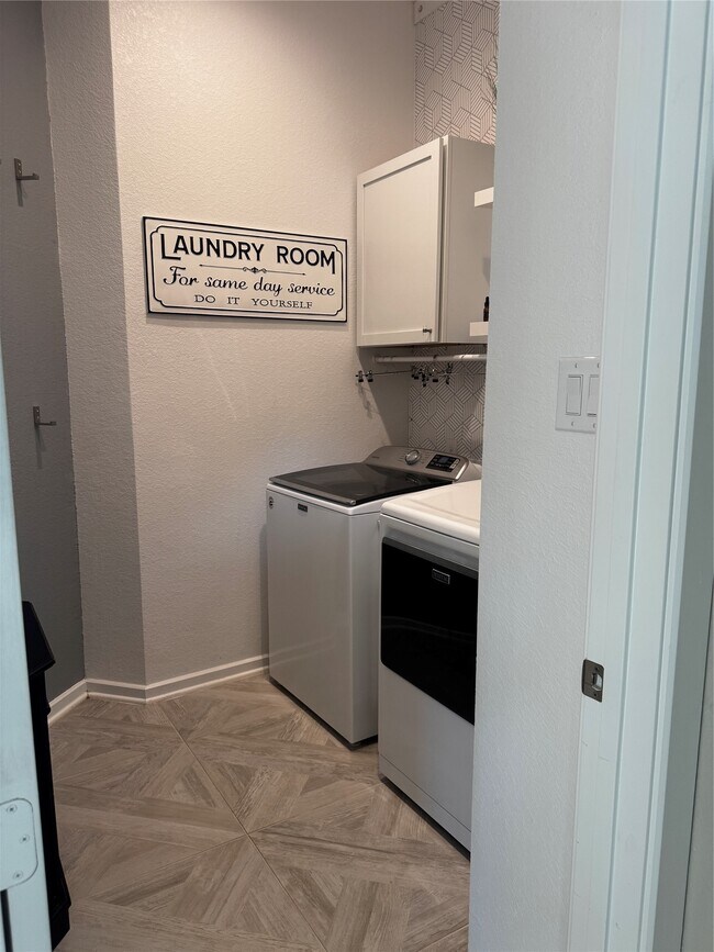 Building Photo - 4594 Silver Moon Dr