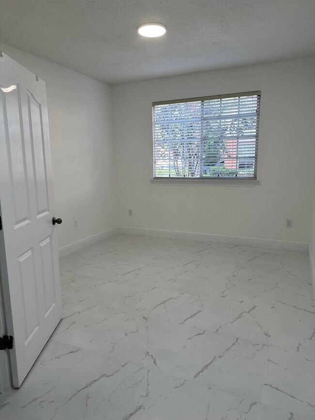 Building Photo - 9873 Baywinds Blvd
