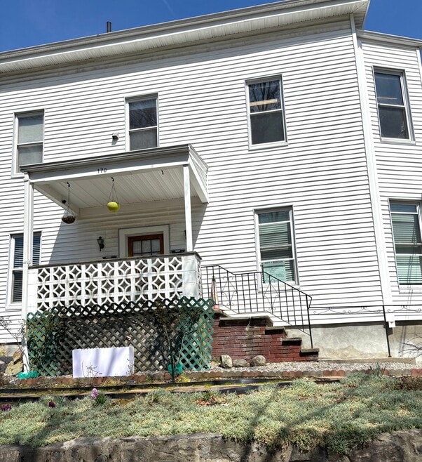 Building Photo - 170 Poplar St