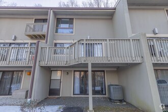 Building Photo - Well Maintained 3 Story, 2 Bedroom Condo