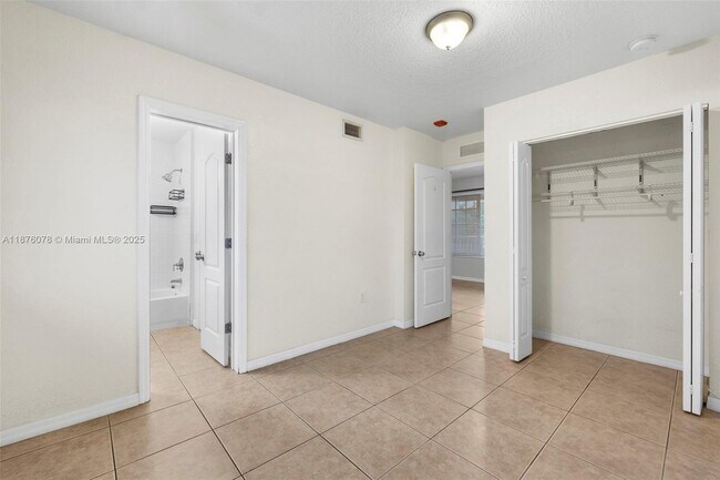 Building Photo - 13 S Royal Poinciana Blvd