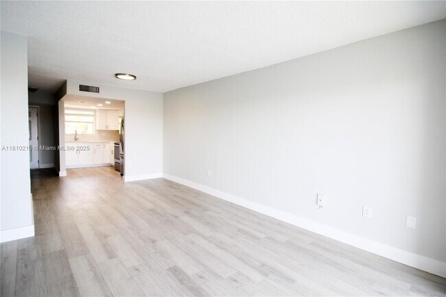 Building Photo - 9359 Fontainebleau Blvd