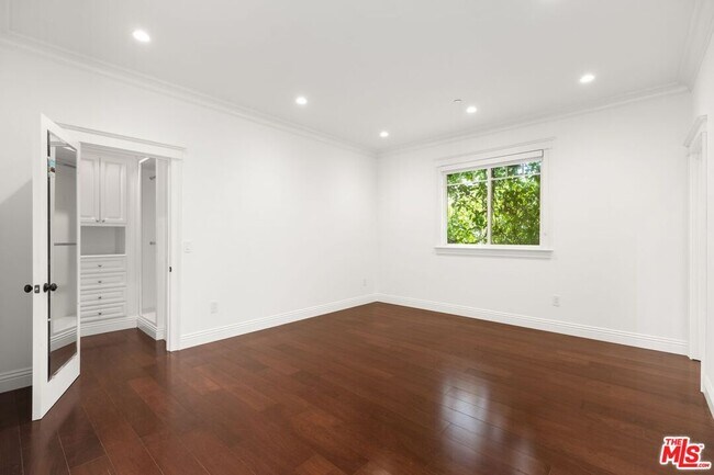 Building Photo - 453 S Bentley Ave