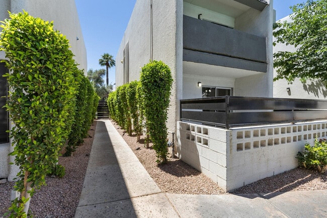 Building Photo - 302 E Monte Vista Rd
