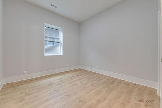 Building Photo - 3 bedroom in Chicago IL 60647