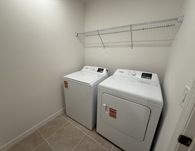 Building Photo - 215 Glass Onion Dr