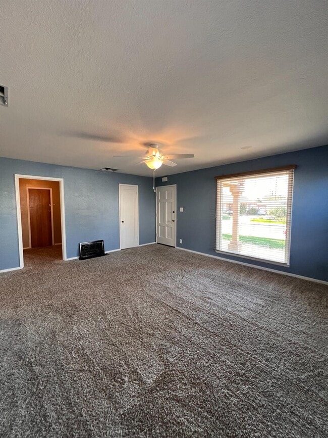 Building Photo - 3402 E Weldon Ave