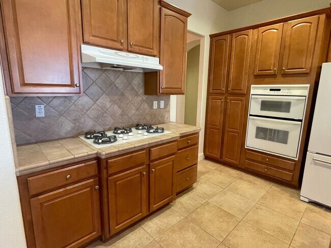 Building Photo - Empire Ranch!!