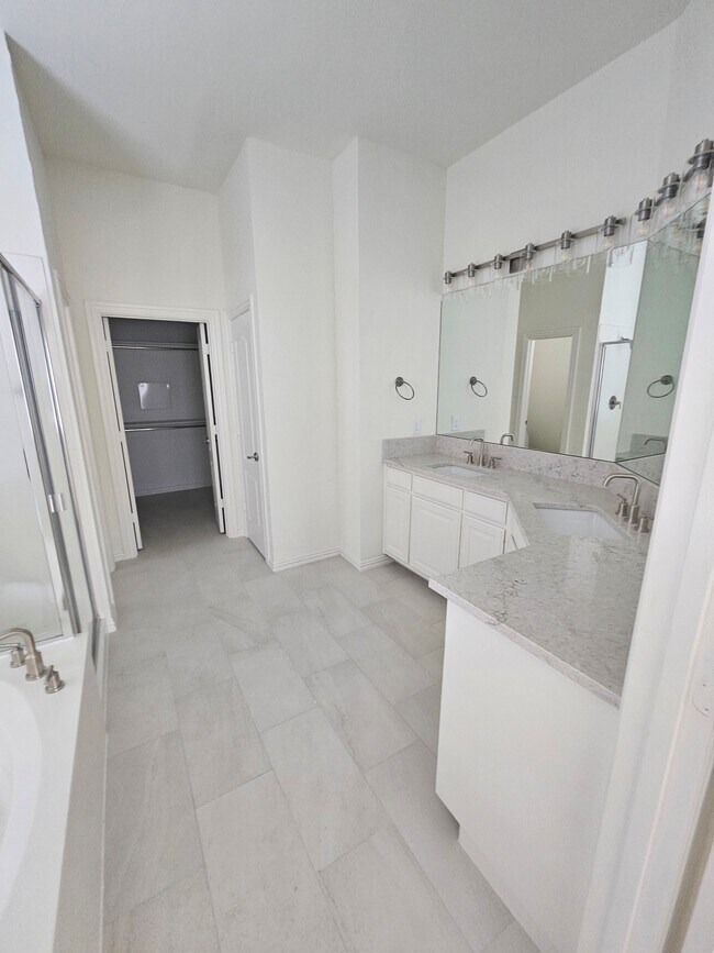 Building Photo - 1732 Auburn Dr