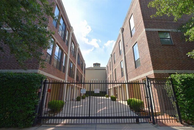 Primary Photo - 118 McGowen St
