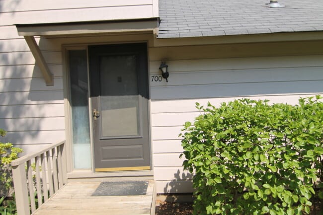 Building Photo - 700 Colby Ct