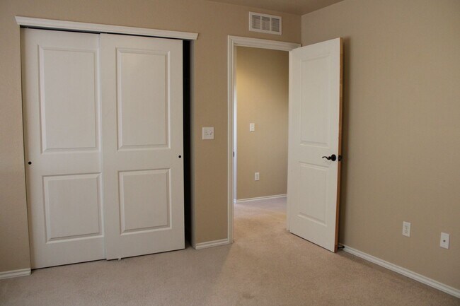 Building Photo - Stunning 3 Bedroom Home in North Fort Coll...