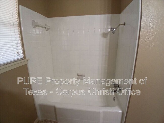 Building Photo - 10745 Kingwood Dr