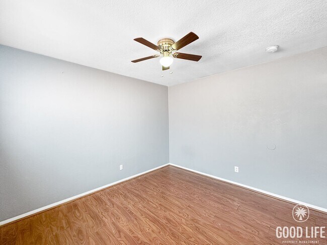 Building Photo - Beautiful 2B 1BA Condo w/ Reserved Parking and Wall AC!