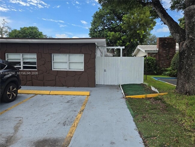 Building Photo - 5712 Hollywood Blvd