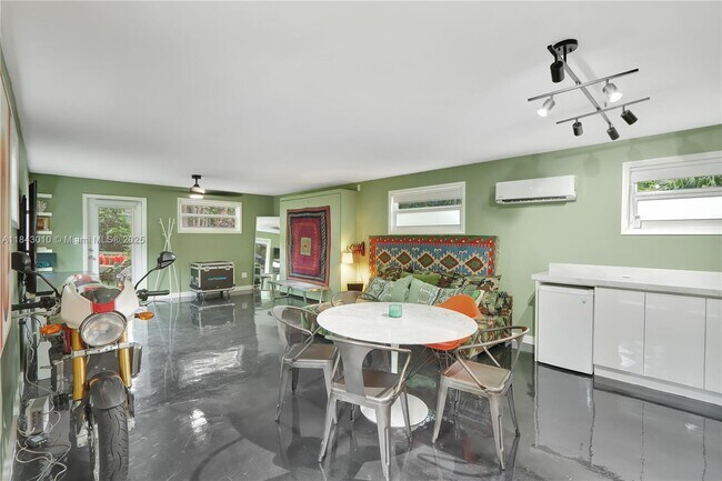 Building Photo - 842 NW 9th Ct