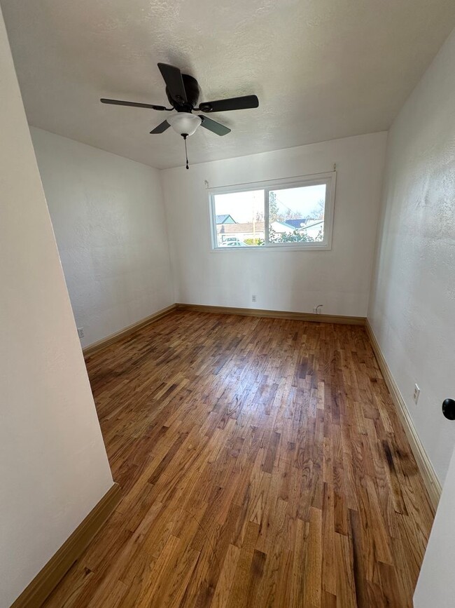 Building Photo - Large 3 Bedroom 2 Bath Home Close to South...