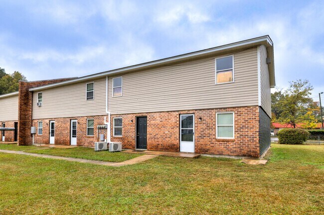 Building Photo - Newly Renovated 2 Bedroom Unit!