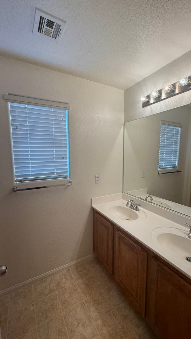 Building Photo - Welcome Home 3 or 4 BDRM SW Las Vegas