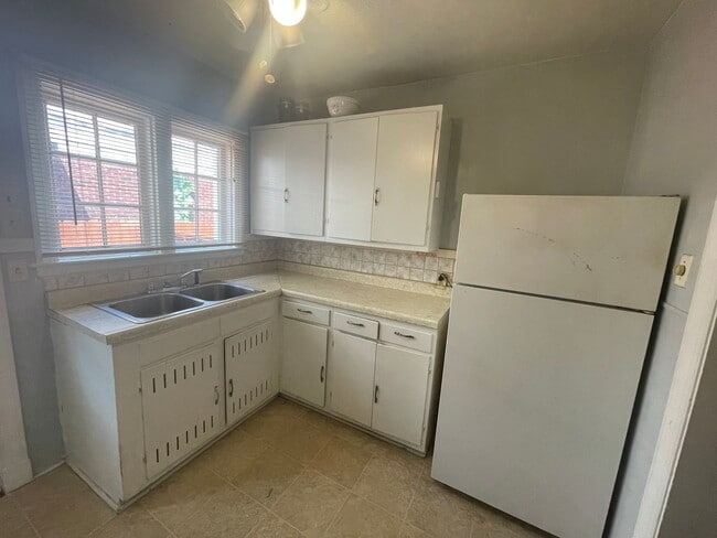 Building Photo - 1 bedroom duplex with washer and dryer