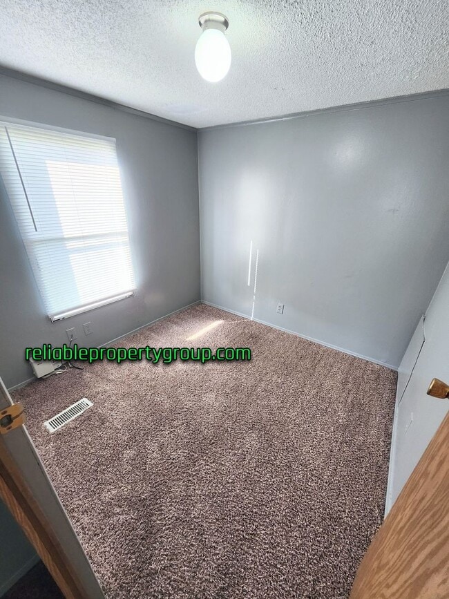 Building Photo - New Listing in Fort Wayne