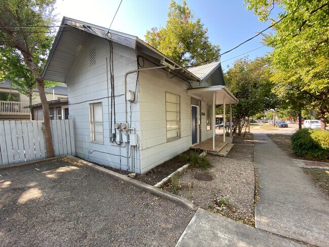 Building Photo - Charming & Updated 3 BR / 2 BA House Downtown & Walking Distance to the University of TX / Wood F...