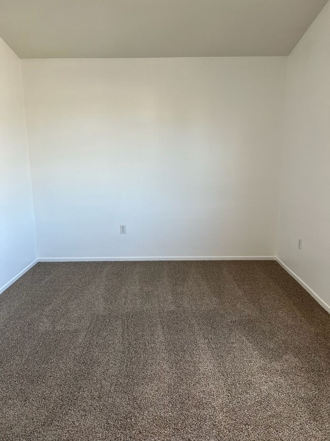Building Photo - Luxurious 3 bedroom, 2.5 bath townhome, AC...
