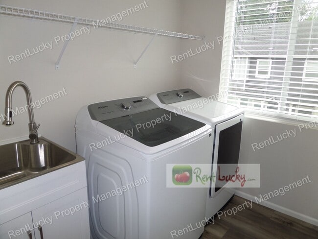 Building Photo - Fantastic 3-Bedroom + Den + Bonus Room Home with A/C in Milton!
