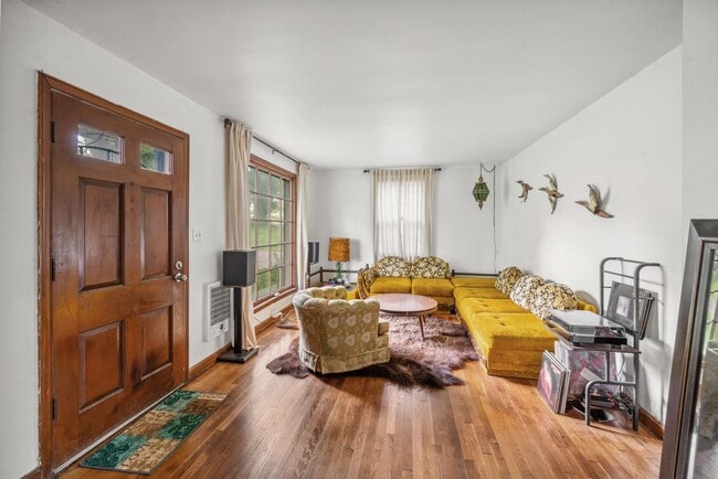 Building Photo - Charming North Nashville Cottage