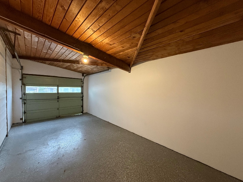 Building Photo - 219 Serna Park