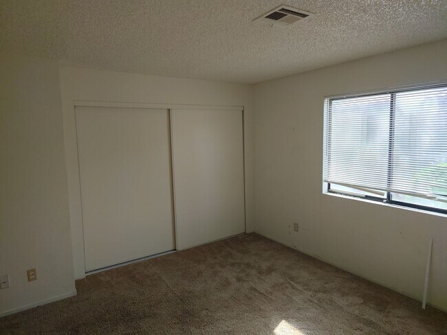 Building Photo - 3 Bedroom Condo