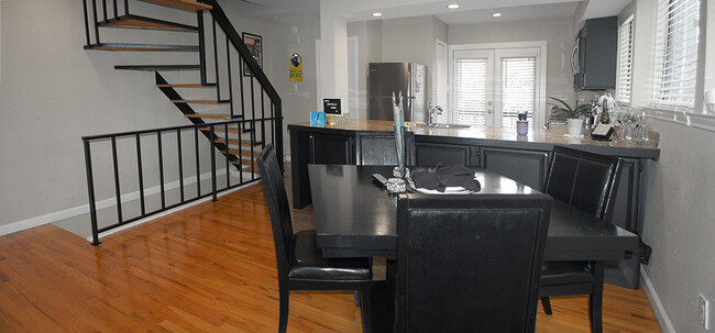 Dining area - 8710 Park Ln