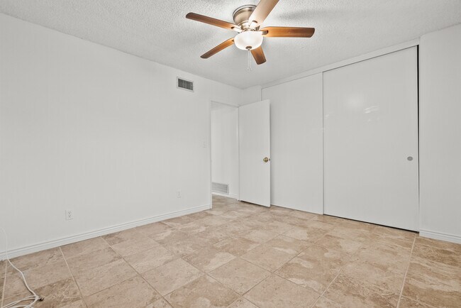 Building Photo - 10561 Alskog St