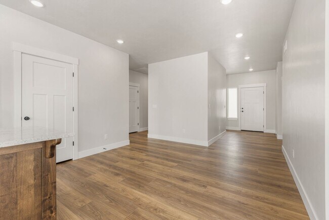 Building Photo - SUGAR CITY TWIN HOME 3 BED 2 FULL BATH - FENCED YARD WITH EX-LARGE 2 STALL GARAGE